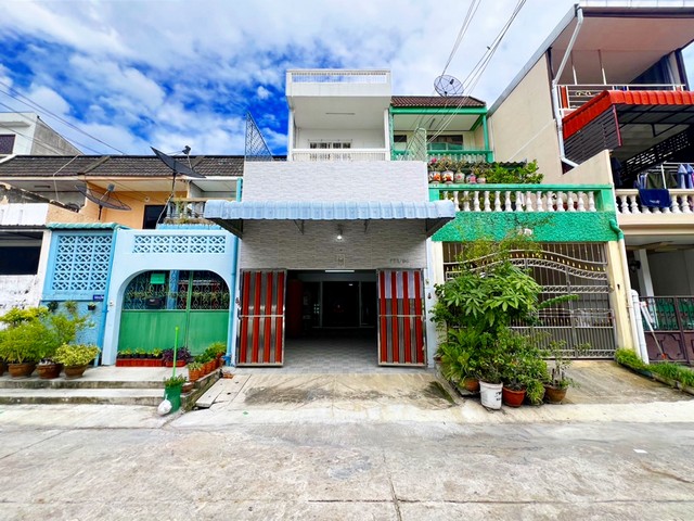 ทาวน์เฮ้าส์ 3.5 ชั้น หมู่บ้านโอสิริ ซอยสาธุประดิษฐ์45 ยานนาวา (ปรับปรุงใหม่ทั้งหลัง) 