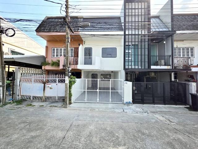 HS 1785 ขาย ให้เช่า ทาวน์เฮาส์ 2 ชั้น ซอยโชคชัย 4 ลาดพร้าว  รีโนเวทใหม่ Fully Furnished พร้อมอยู่