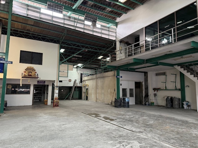 BST966 | ให้เช่าอู่รถเลิกกิจการ ทำเลดี สี่แยกบ้านแขก ใกล้วงเวียนใหญ่ เพียง 100 เมตรจากรถไฟฟ้า ให้เช่าอู่รถเลิกกิจการ ขนาด 126 ตารางวา