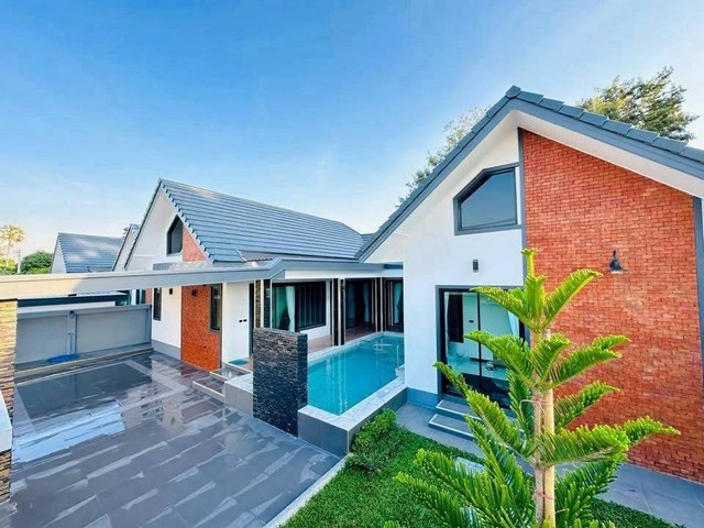 ขายพูลวิลล่าชลบุรี  พูลวิลล่าหรู สไตล์ Modern Luxury พร้อมสระว่ายน้ำส่วนตัวกลางธรรมชาติ บนทำเลศักยภาพ โป่ง