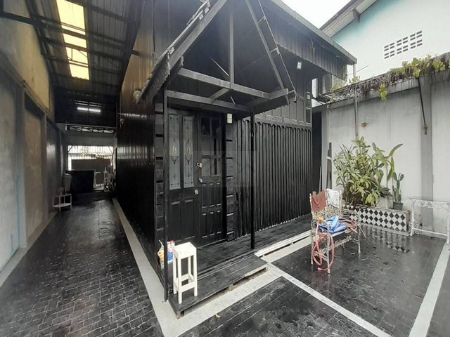 ให้เช่าบ้านพร้อมสตูดิโอ 54 ตรว. เพดานสูง ลาดพร้าว 134 เหมาะทำออฟฟิศ หรือสตูดิโอ จอดรถ 7 คัน ใกล้ MRT บางกะปิ ซอยตรงข้าม รพ.เวชธานี