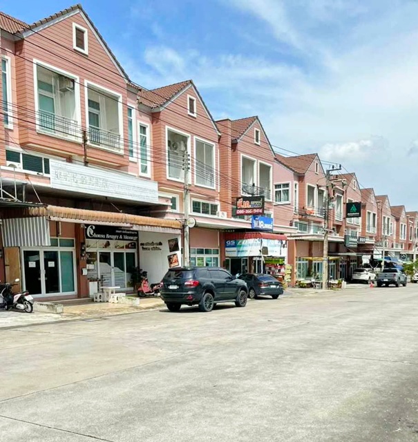 ทุ่งสุขลา ศรีราชาม.เกษตรศาสตร์ ศรีราชา 1กม. 2นอน  รพ.แหลมฉบัง 1.3 กม. ให้เช่าอาคารพาณิชย์ 2.5 ชั้น 17ตร.วา. 147ตร.ม. 2น้ำ 3แอร์ 