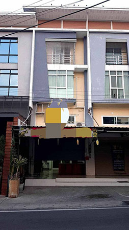 ขาย อาคารพาณิชย์ ทำเลดีติดถนน มีที่จอดรถ  มีสวนสาธารณะข้างบ้าน  ใกล้ห้างเมญ่า 2km.