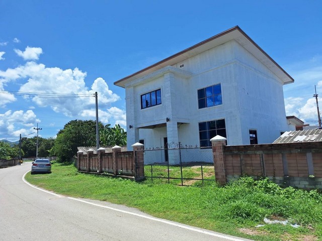 ขายบ้านเดี่ยว 2 ชั้น พร้อมที่ดิน อำเภอห้างฉัตร จังหวัดลำปาง  เนื้อที่ 70 ตารางวา