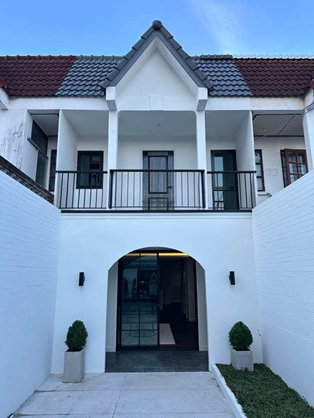 ขายทาวน์โฮมรีโนเวทใหม่ ทำเลกลางเจ็ดยอด เชียงใหม่  เดินทางไปห้างเมญ่าเพียง 2 กม., ไปมช.3 กม. 