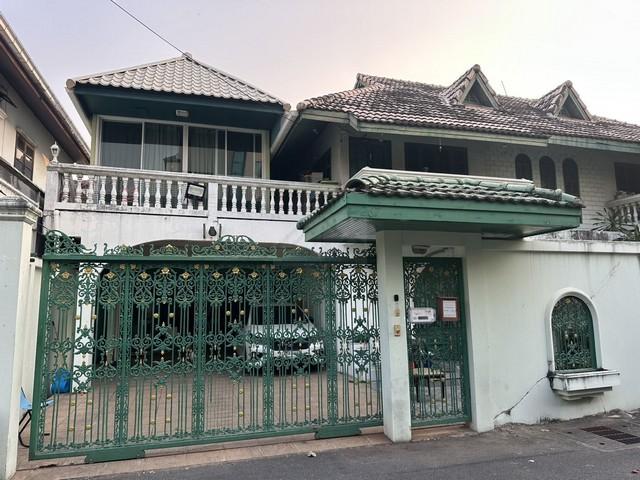 HS 1818 ขายที่ดินพร้อมบ้านเดี่ยว 2 ชั้นหลังมุม 100 ตรว. สุขุมวิท 71 ปรีดีพนมยงค์ 42