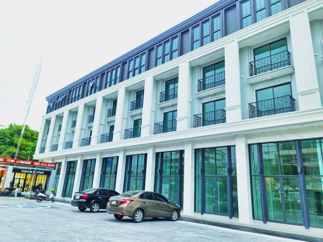  ธัญญะ ช็อปปิ้งมีลานจอดรถ โชว์รูม คลีนิค อ่อนนุช68-78 ให้เช่าอาคารพาณิชย์ 4.5 ชั้นใหม่ พาร์ค 1.6 กม.20 ตร.วา. 360 ตร.ม. 3 นอน 4 น้ำ 